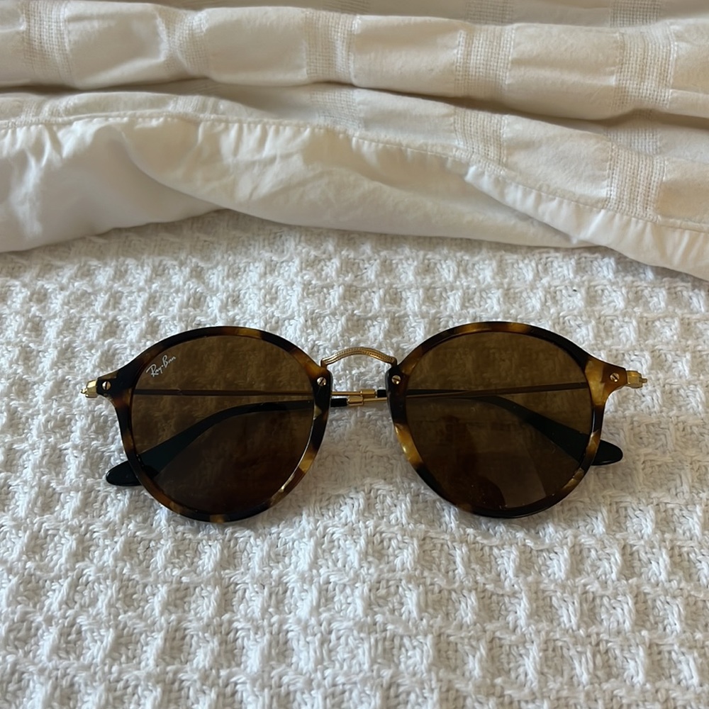 Round Fleck Sunglasses in tortoise and brown
